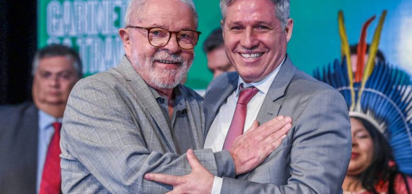 O-ministro-do-Desenvolvimento-Agrario-Paulo-Teixeira-com-o-presidente-Lula-em-Brasilia-Ricardo-Stuckert-29.dez_.2022-Divulgacao