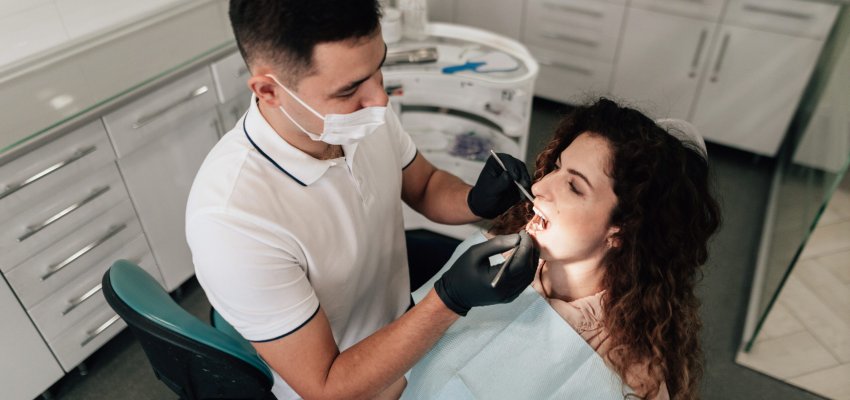 PACIENTE-E-DENTISTA-FREEPIK