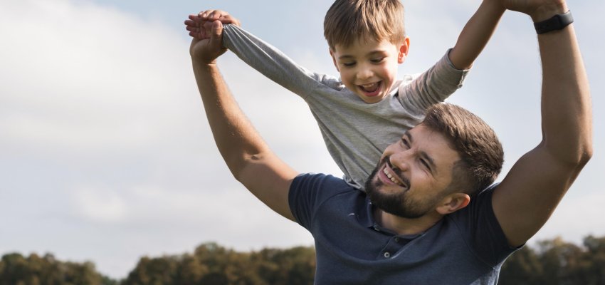 pai-e-filho-se-divertindo-no-parque