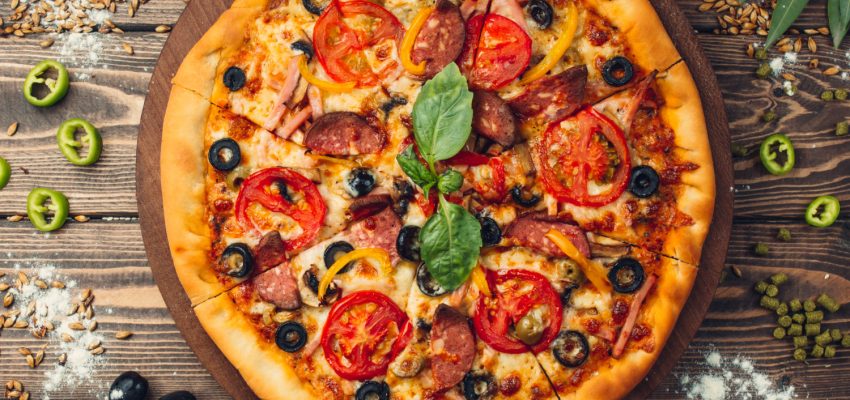pizza-pizza-cheia-de-tomates-salame-e-azeitonas
